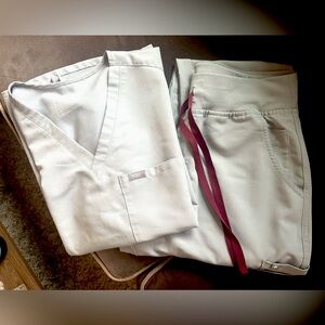 Figs scrub set color cement, catarina top M and high waisted Yola skinny pants M